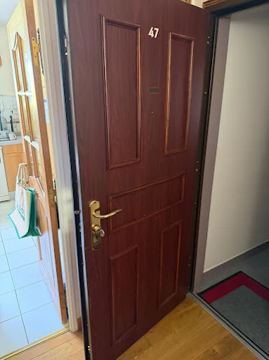 Porte d'entrée blindée rouge avec serrure multipoints
