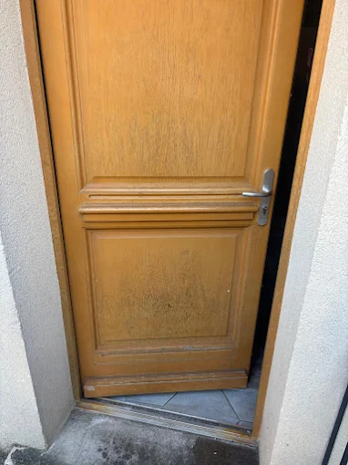 Porte d'entrée en bois avec serrure moderne