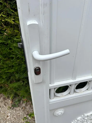 Porte blanche PVC avec poignée et serrure moderne