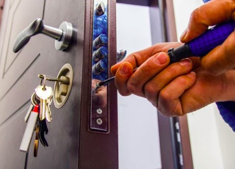 Installation professionnelle de serrure multipoints haute sécurité